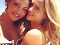 Phoebe Tonkin con su amiga Teresa Palmer