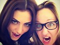 Phoebe Tonkin con una amiga