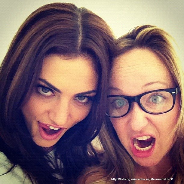Phoebe Tonkin con una amiga