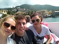 Phoebe Tonkin con amigos en Italia