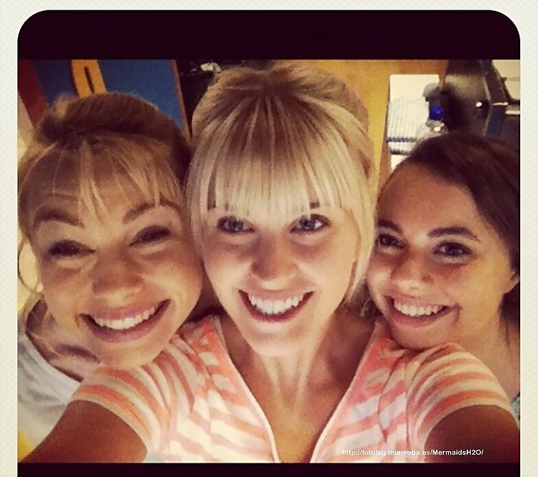 Lucy Fry, Amy Ruffle y Ivy Latimer en el set