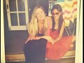 Phoebe Tonkin con una amiga