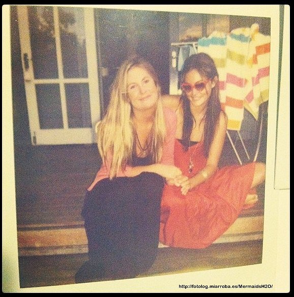 Phoebe Tonkin con una amiga