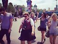 Phoebe Tonkin en Disneyland Paris con su hermana