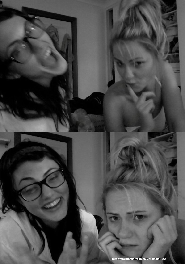 Phoebe Tonkin con una amiga