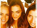 Phoebe Tonkin con unas amigas