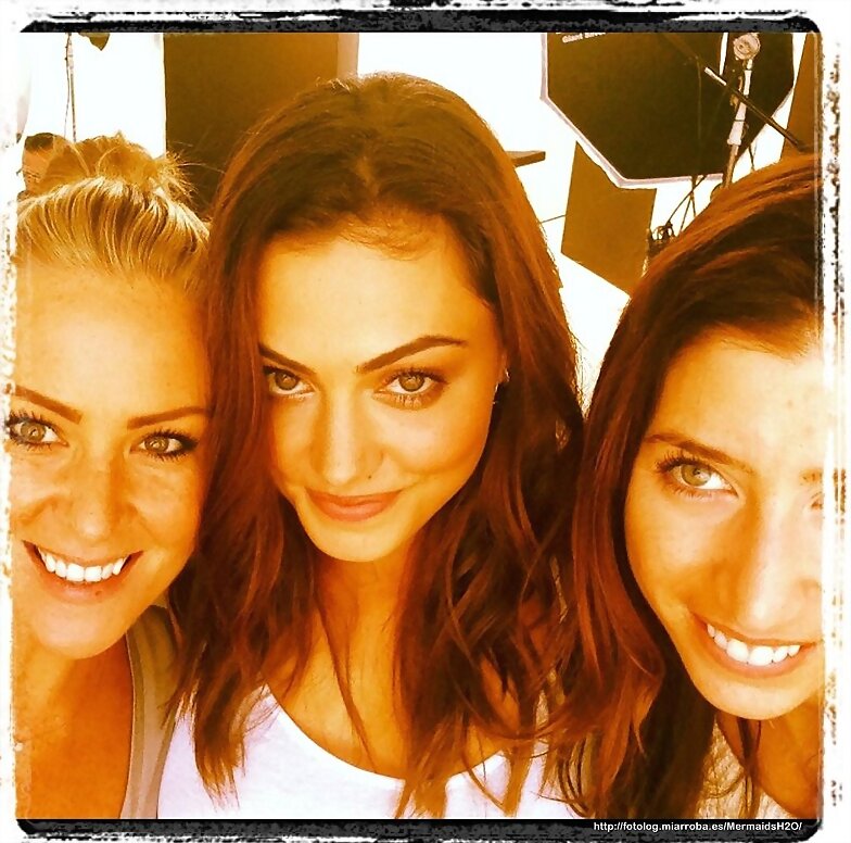Phoebe Tonkin con unas amigas