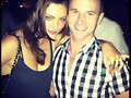 Phoebe Tonkin de fiesta con un amigo