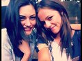 Phoebe Tonkin con una amiga