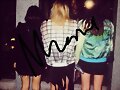 Phoebe Tonkin con sus amigas celebrando a&ntilde;o nuevo