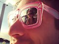 Phoebe Tonkin en Miami reflejada en las gafas