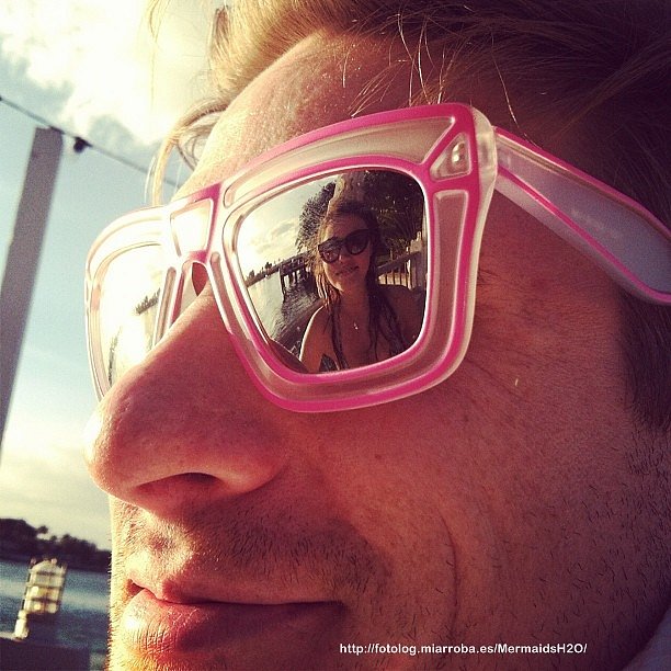 Phoebe Tonkin en Miami reflejada en las gafas