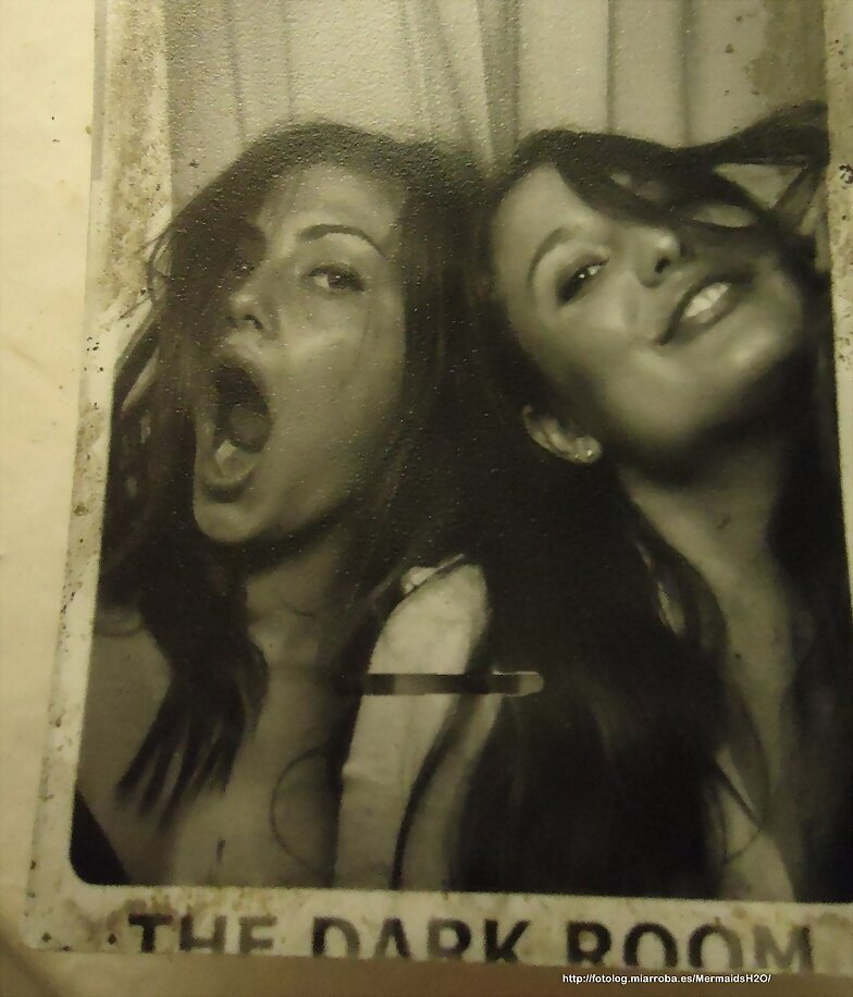 Phoebe Tonkin con una amiga