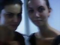 Phoebe Tonkin con una amiga