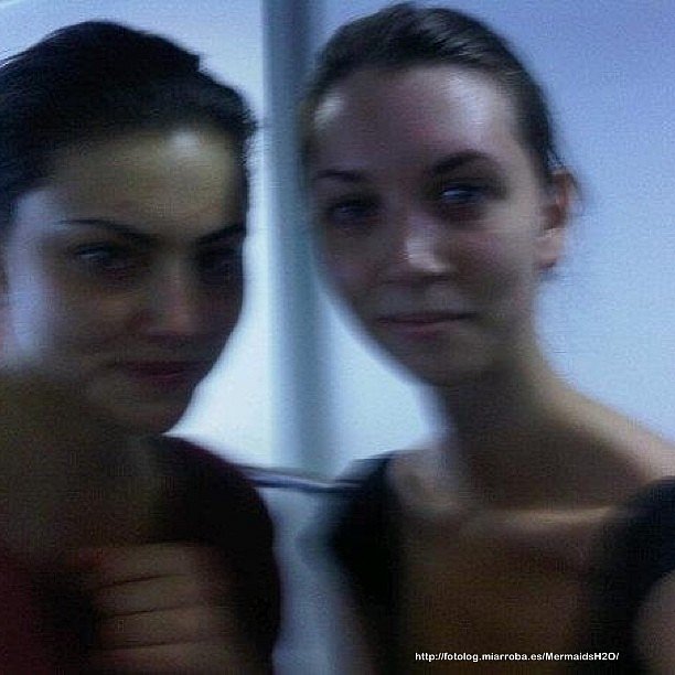 Phoebe Tonkin con una amiga