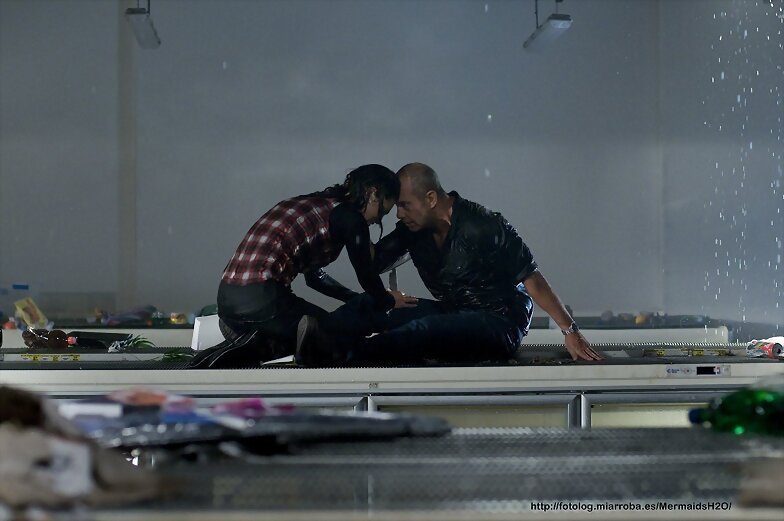 Still de 'Bait 3D' de Phoebe Tonkin como Jaimie