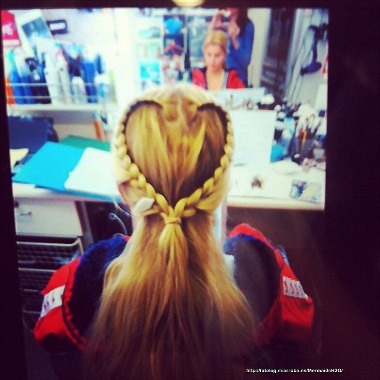 Amy Ruffle (Sirena) en el rodaje de Mako Mermaids