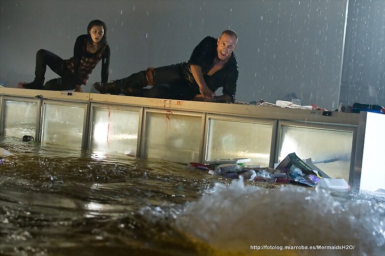 Still de 'Bait 3D' de Phoebe Tonkin como Jaimie