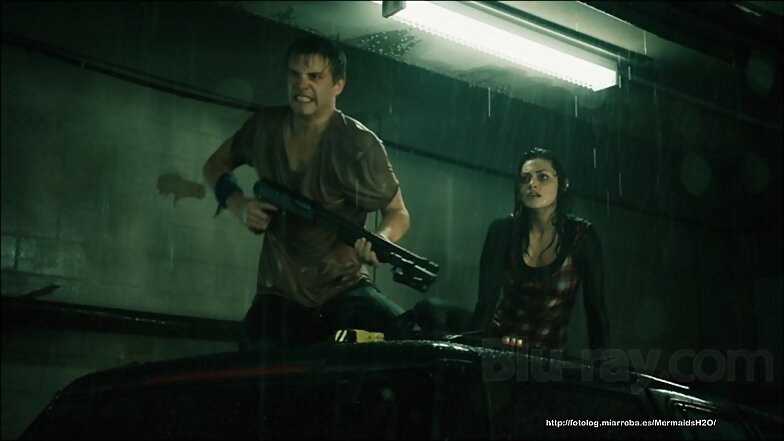 Xavier Samuel y Phoebe Tonkin en 'Bait 3D'