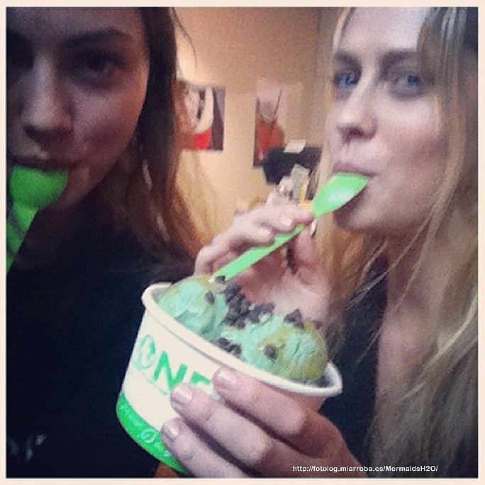 Phoebe Tonkin con su amiga Teresa Palmer
