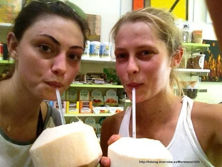 Phoebe Tonkin con su amiga Teresa Palmer