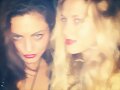 Phoebe Tonkin con su amiga Teresa Palmer de fiesta