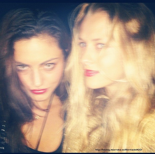 Phoebe Tonkin con su amiga Teresa Palmer de fiesta