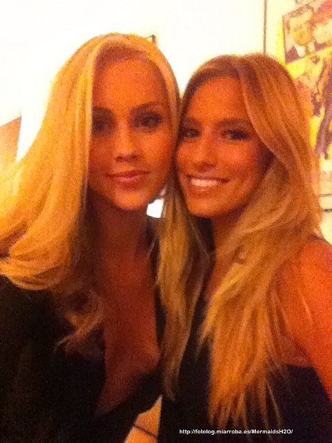 Claire Holt con una amiga Renee Bargh
