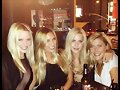 Claire Holt con sus amigas