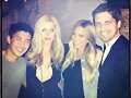 Claire Holt con sus amigos