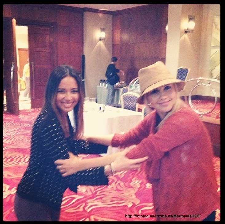 Claire Holt con una amiga Malese Jow en la TVD con