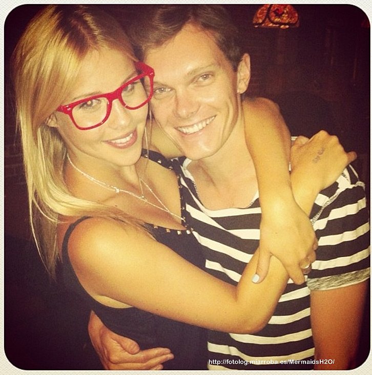 Claire Holt con un amigo de fiesta