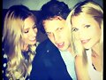 Claire Holt con unos amigos
