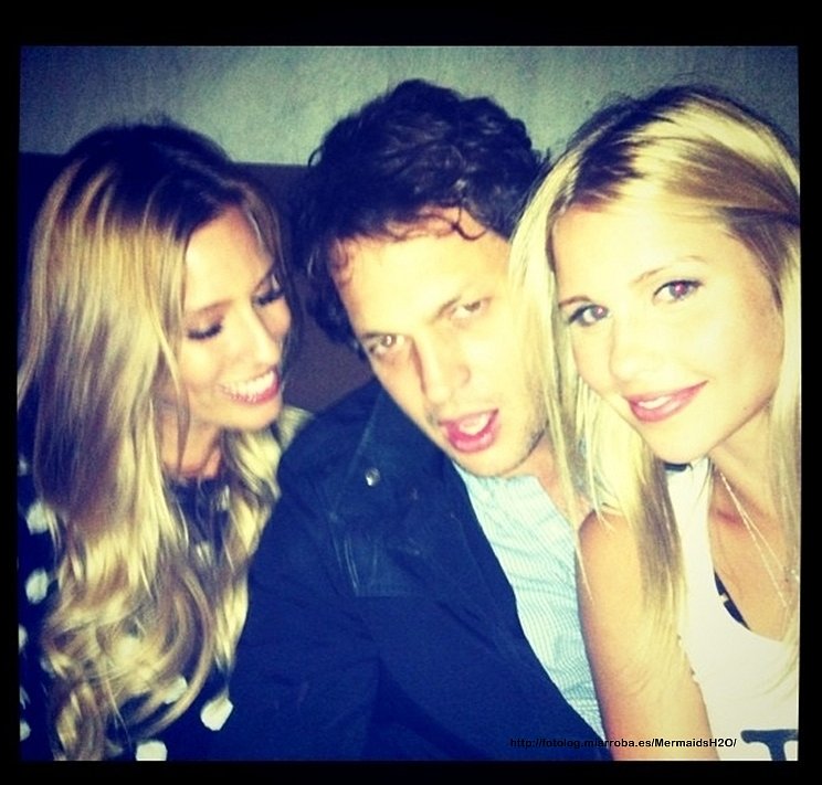 Claire Holt con unos amigos