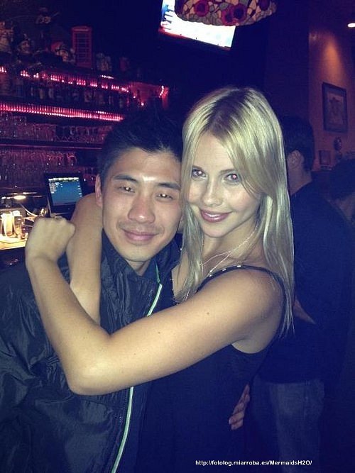 Claire Holt con un amigo