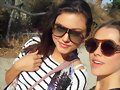 Phoebe Tonkin con su amiga Teresa Palmer