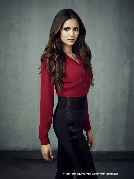 Nina Dobrev como Elena Gilbert en TVD