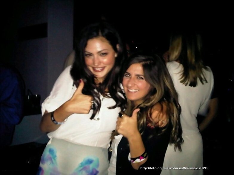Phoebe Tonkin con una fan