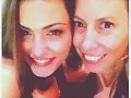 Phoebe Tonkin con una amiga