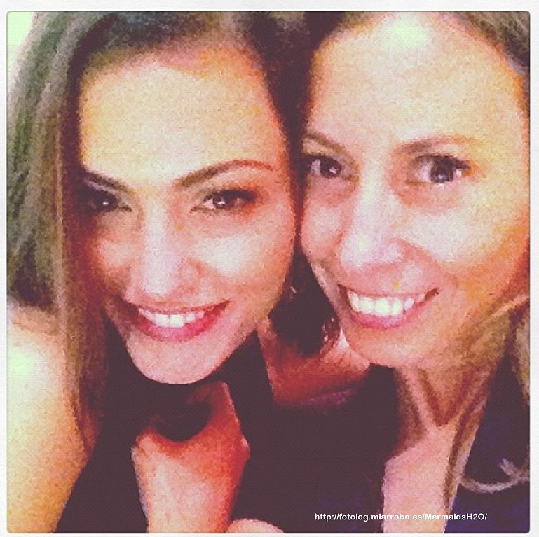 Phoebe Tonkin con una amiga