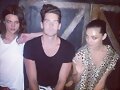 Phoebe Tonkin con amigos