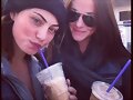 Phoebe Tonkin con una amiga de Australia