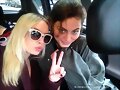 Phoebe Tonkin con una amiga