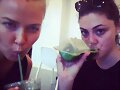 Phoebe Tonkin con su amiga Teresa Palmer