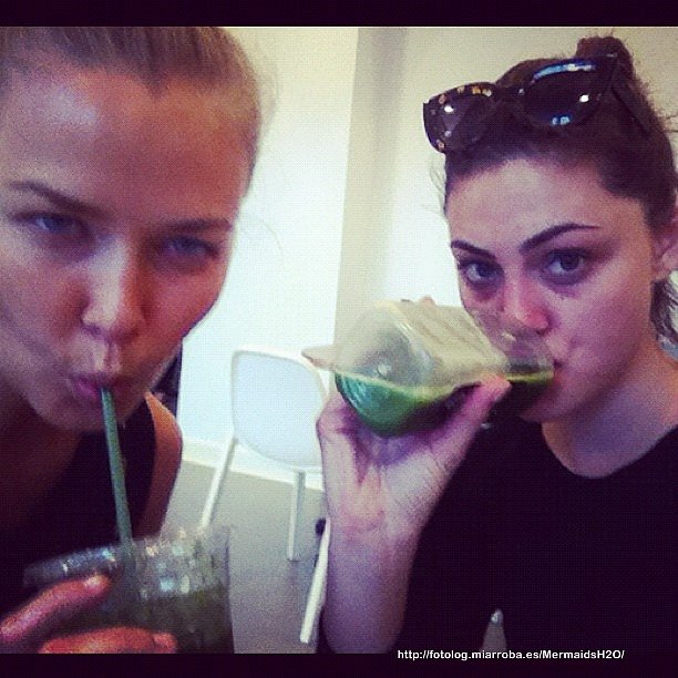Phoebe Tonkin con su amiga Teresa Palmer