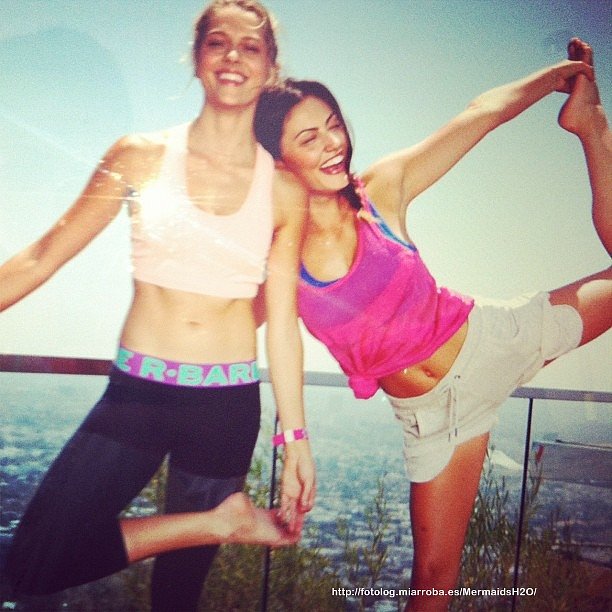 Phoebe Tonkin con su amiga Teresa Palmer