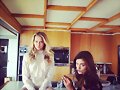 Phoebe Tonkin con su amiga Teresa Palmer