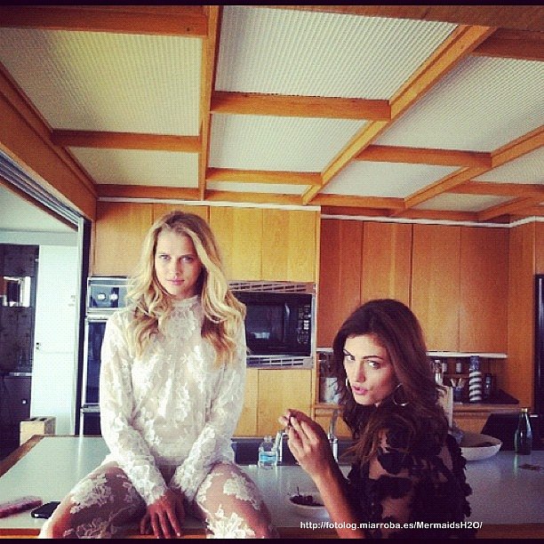 Phoebe Tonkin con su amiga Teresa Palmer