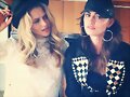 Phoebe Tonkin con su amiga Teresa Palmer