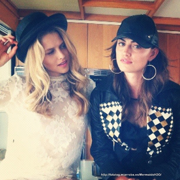 Phoebe Tonkin con su amiga Teresa Palmer
